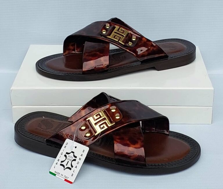 Bold, minimal, and built for comfort — the Lindyoma Empire Slide makes a statement with every step.