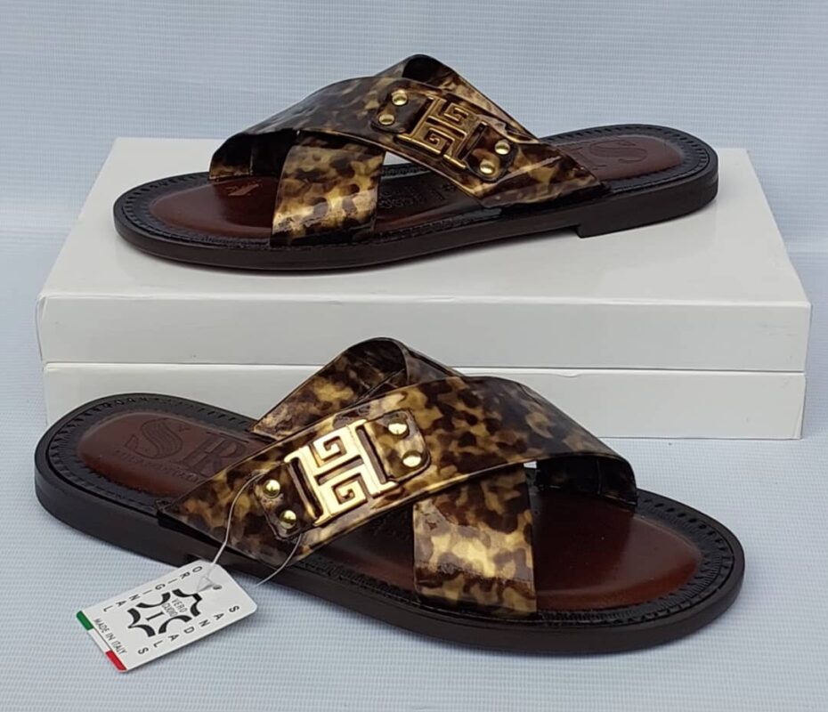Step into sleek comfort with the Lindyoma Empire Slide – where modern design meets everyday ease.