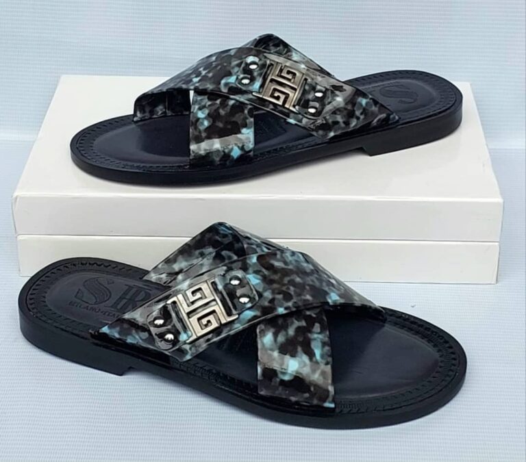Bold, minimal, and built for comfort — the Lindyoma Empire Slide makes a statement with every step.