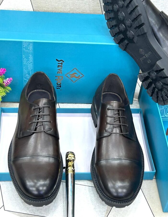 The STEVE RIOTTIS Men's Dress Shoe combines sharp Italian styling with premium craftsmanship, offering a polished look in rich leather for formal and sophisticated occasions.