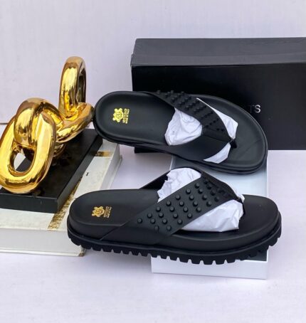 Sneakers and loafers in a sleek, modern design. These flip-flops are the perfect choice for everyday wear or special occasions.