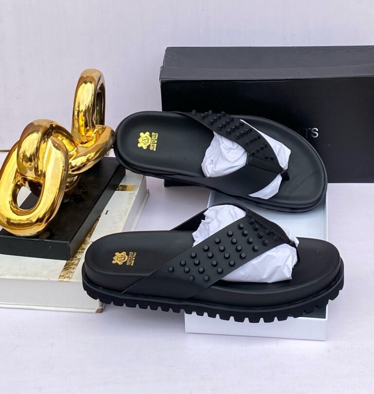 Sneakers and loafers in a sleek, modern design. These flip-flops are the perfect choice for everyday wear or special occasions.